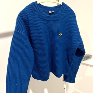 Uniqlo U premium 100% wool thick sweater in size L, come with the bee brooch